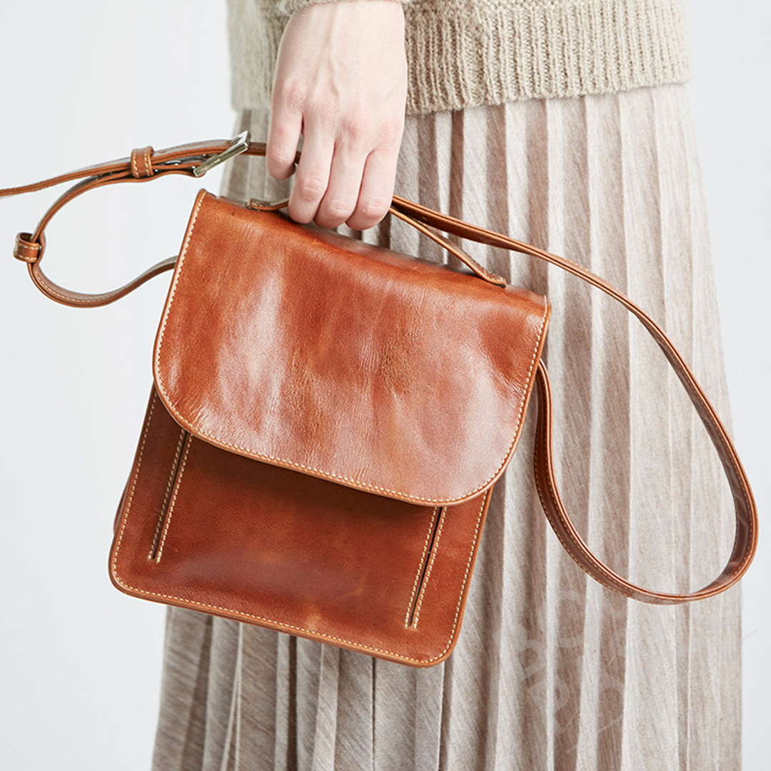 LONI con modelo Bolso de cuero Loni