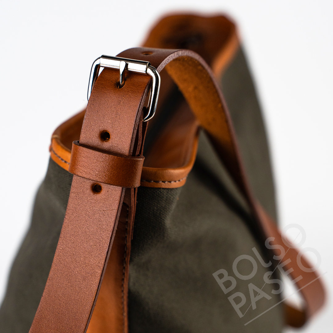 MONA Detalle hebilla Bolso Mona de cuero y tela
